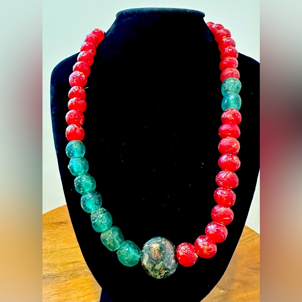 Stone necklace. New.